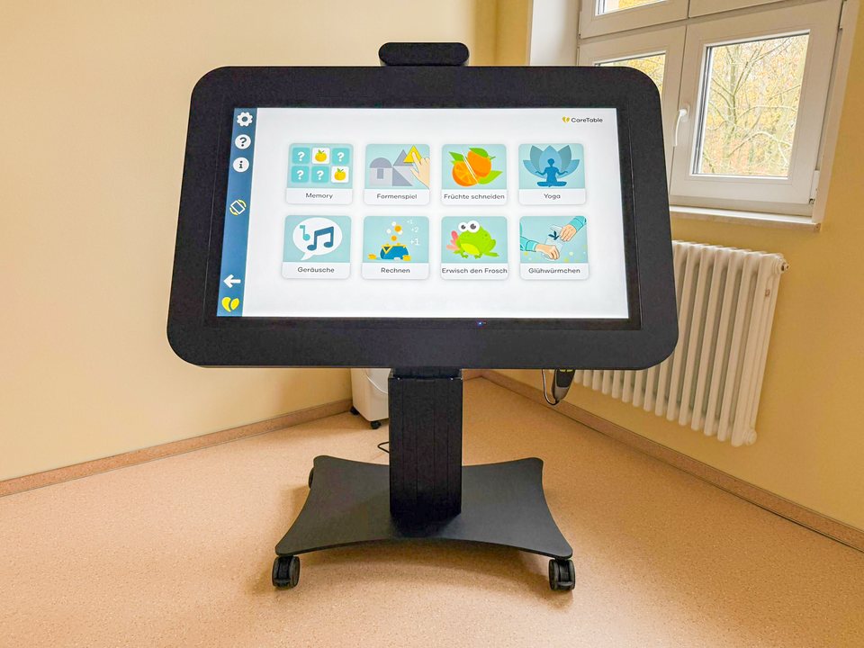 Der CareTable der Tagespflege, auf dem Bildschirm Spiele wie Memory, Rechnen und Yoga
