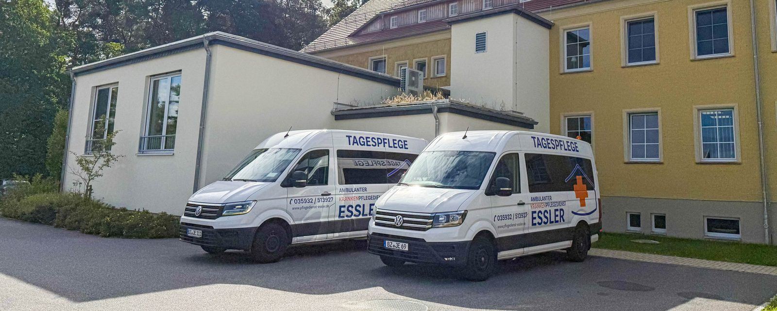 Zwei Fahrzeuge der Tagespflege Essler stehen vor dem Haus in Dauban